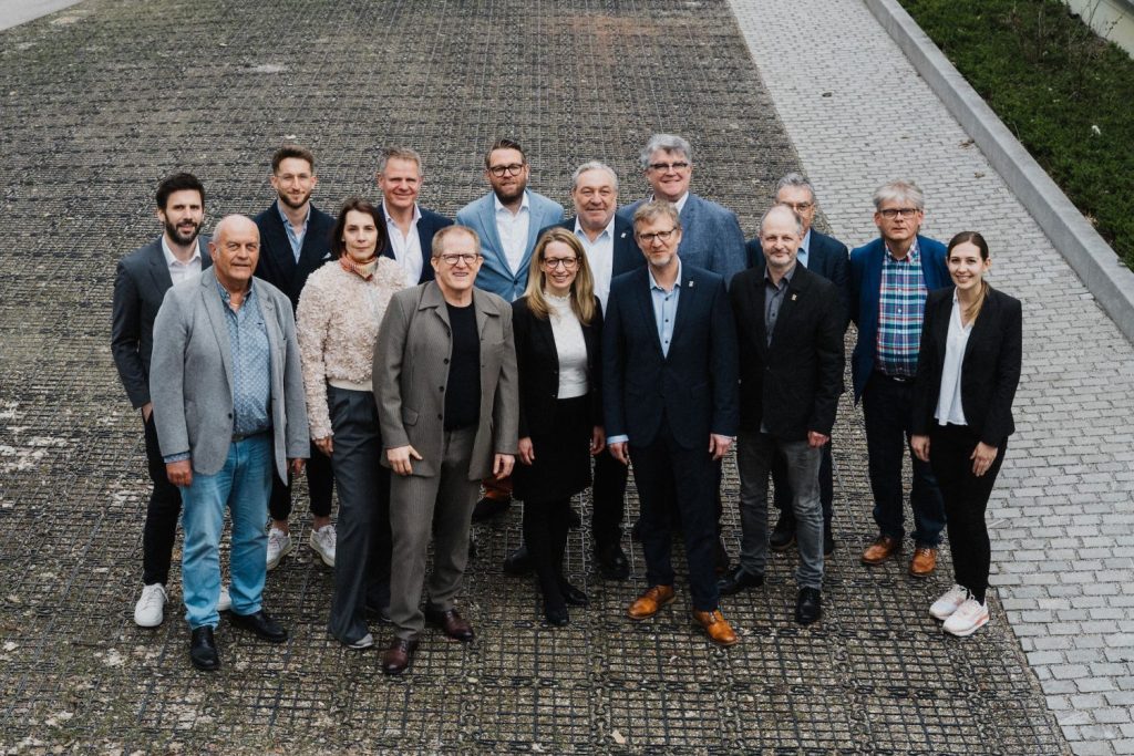 Auf in die nächsten zwei Jahre: der frisch gewählte Landesvorstand des FVDZ Bayern mit „geborenen“ Mitgliedern aus den Bezirken (v.l.n.r.) Dr. Fabian Fleischmann, Dr. Jürgen Welsch, Dr. Guido Süllner (Bezirk Niederbayern), Dr. Andrea Albert, Dr. Jens Kober, Dr. Thomas Reinhold, Dr. Sebastian Leidmann (Bezirk Oberbayern), Dr. Romana Krapf, Bundesvorsitzender Dr. Christian Öttl, Dr. Christian Deffner, Bernhard Grimm (Bezirk Mittelfranken), Dr. Torsten Hänsel (stv. Versammlungsleiter), Dr. Hans Huber (scheidender stv. Versammlungsleiter), Dr. Rüdiger Schott (Bezirk Oberfranken) und Nathalie Huber (stv. Versammlungsleiterin). Als Versammlungsleiter wiedergewählt wurde Dr. Horst-Dieter Wendel. Nicht im Bild sind die Bezirksgruppenvorsitzenden Christian Berger (Schwaben), Dr. Manfred Kinner (München), Dr. Eugen Becker (Unterfranken), Dr. Bernhard Grimm (Mittelfranken) und Dr. Michael Rottner (Oberpfalz).
