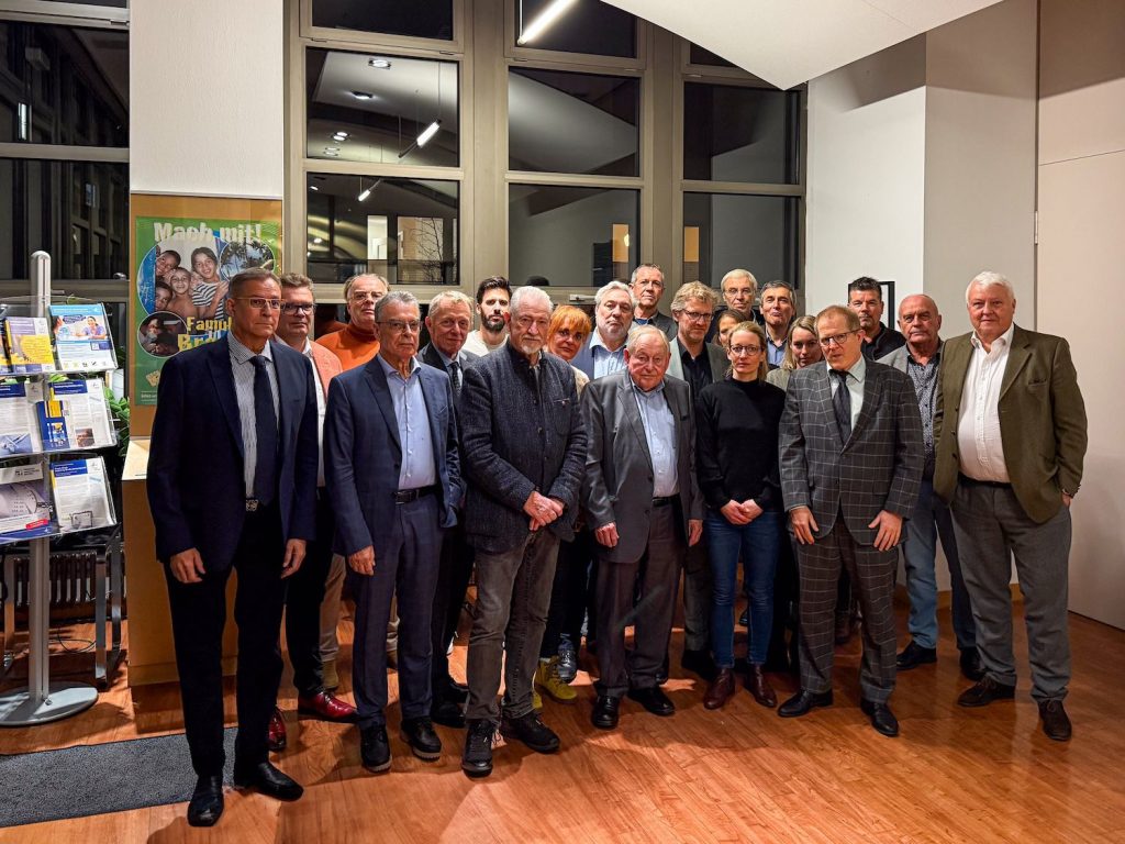 Geschlossener Auszug der Delegierten des FVDZ Bayern als Protest gegen die Weigerung der Vollversammlung der BLZK, die Vorkommnisse aufzuarbeiten, die ursächlich für die Ungültigkeitserklärung der Kammerwahlen 2022 im ZBV München waren. Foto: M. Fries