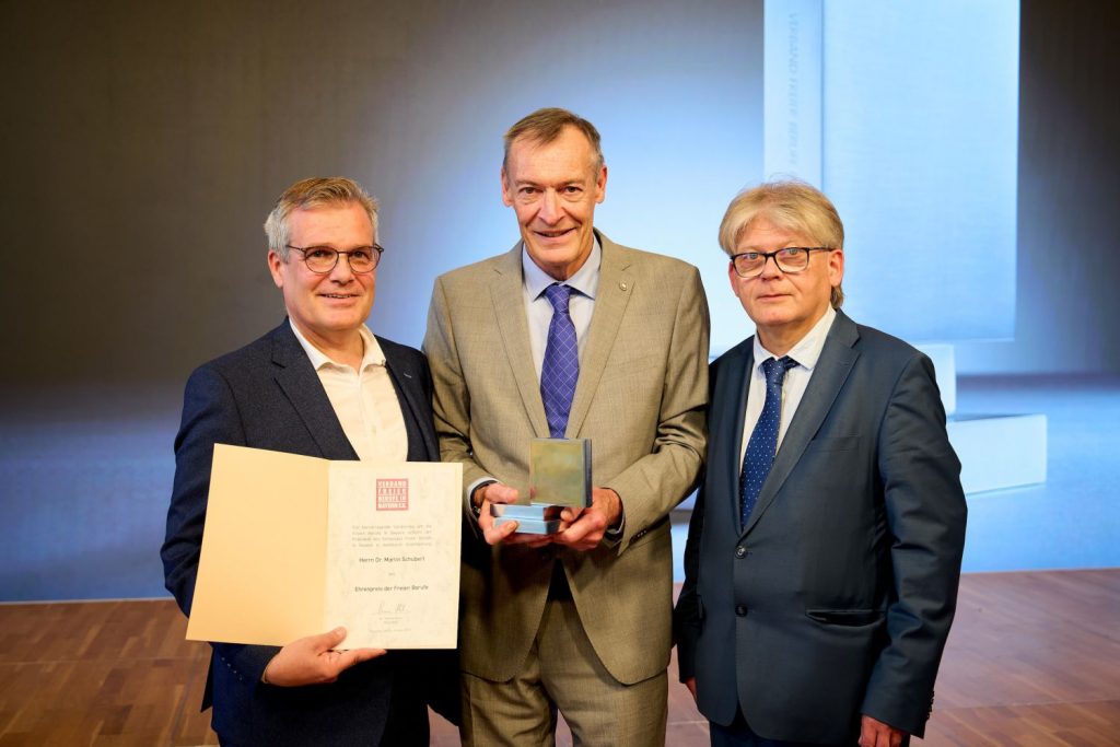 VFB-Präsident Dr. Thomas Kuhn mit der Urkunde des Ehrenpreises für Dr. Martin Schubert. Dr. Rüdiger Schott hielt die Laudatio.