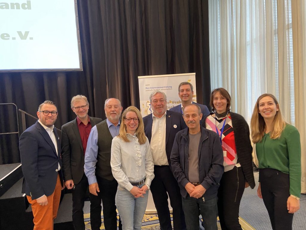 v.l.n.r: Dr. Sebastian Leidmann, Dr. Christian Deffner, Dr. Manfred Kinner, Dr. Romana Krapf, Dr. Christian Öttl, Dr. Florian Kinner, Dr. Ingo Lang, Dr. Andrea Albert, Nathalie Huber